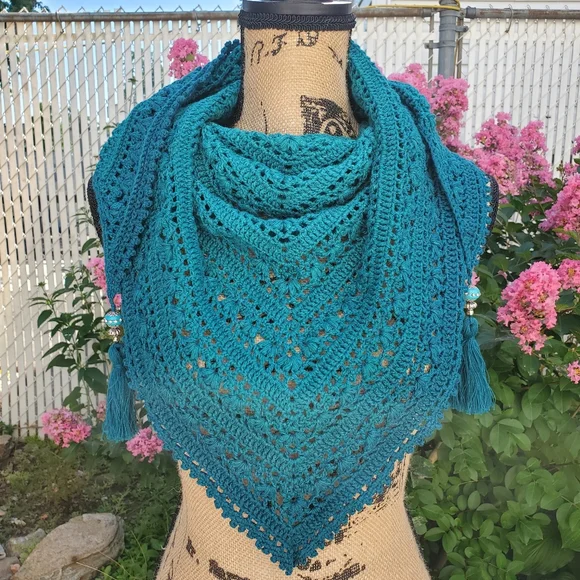 💖 New Handmade Crochet Light weighted Baktus / Shawl / Triangular Scarf
