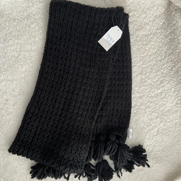 Chunky knit black heavy long scarf NWT