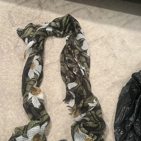 Sunflower green white and yellow Scarf NWOT Beautiful very soft Host Pick
