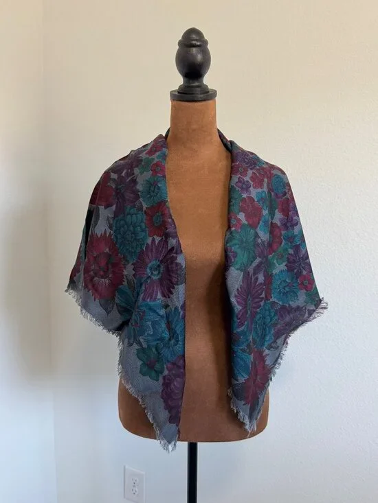 JH Collectibles Made in USA Wool Blend Raw Hem Floral 38.5'x38.5