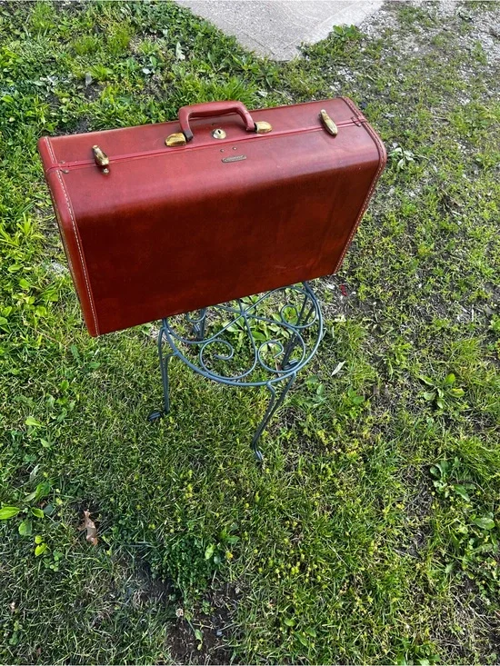 Vintage Classic Brown Leather Briefcase with Brass Hardware - Unbranded
