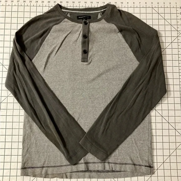 Banana Republic Men’s Size Large Two Tone‎ Grey Henley Shirt