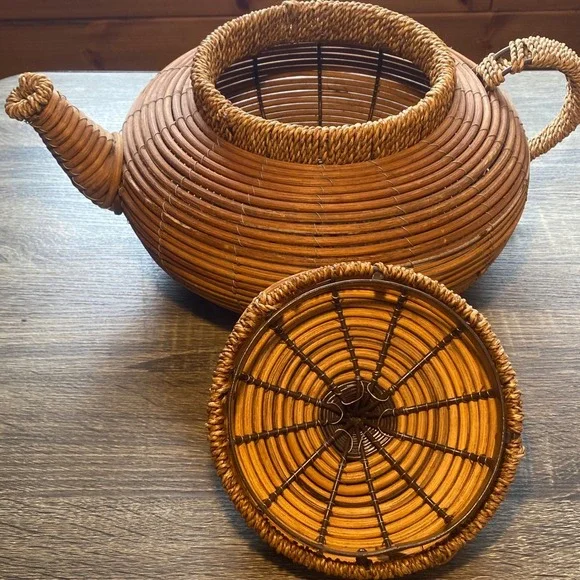 Vintage Woven Wicker Teapot Basket Decorative Rattan Tea Pot‎ w/ Lid Metal Frame