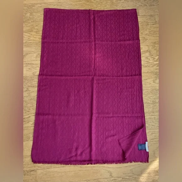 TORY BURCH Burgundy Scarf This short, fringed accessory