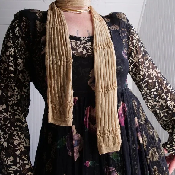 Dreamy Spring 2006 Banana Republic slinky gold rayon skinny‎ scarf