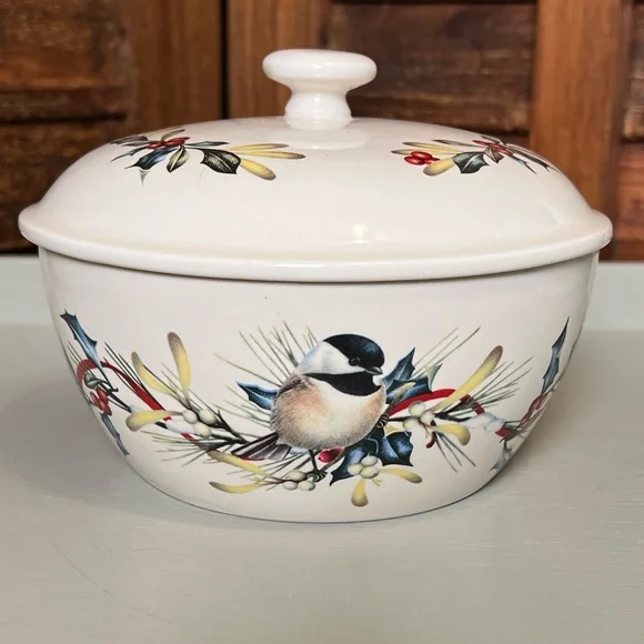 Lennox Holiday/Winter Bluebird Covered Casserole Dish. Classic style with lid ❤️