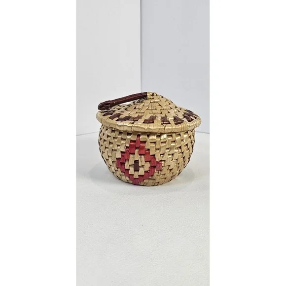 Handmade‎ Wicker/Raffia Lidded Basket Small Round Jewelry Trinket Storage