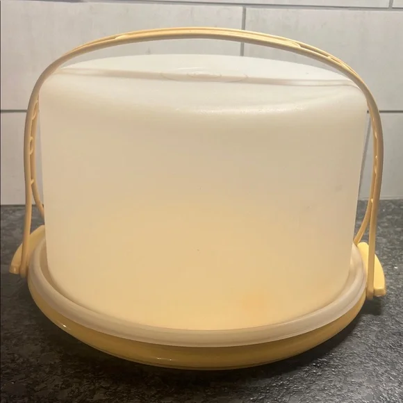 Vintage Tupperware Yellow and White Cake Carrier WITH handle. Exc preloved shape