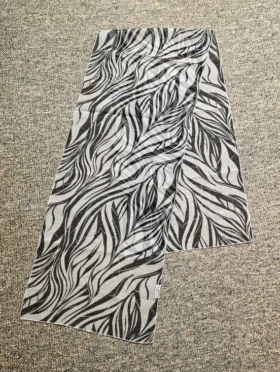 Cejon Accessories Black & White Wavy Leaf Print Oblong Scarf