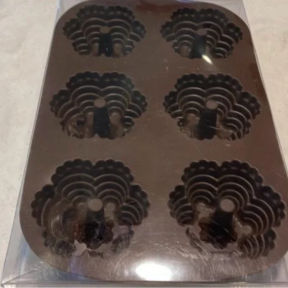 Crate & Barrel 6-Cup mini-Tiered Silicone cake Pan NEW Non-Stick Baking Mold