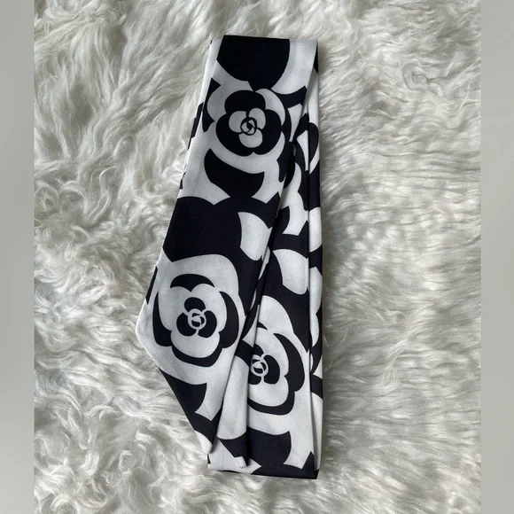 Black and White Floral Twilly