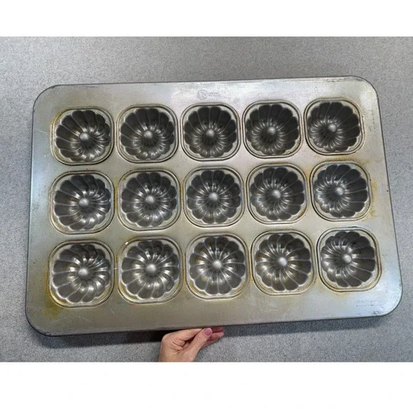 Chicago Metallic USA Mini Bundt Cake Pan 15 Cavity Commercial Bakeware 43055