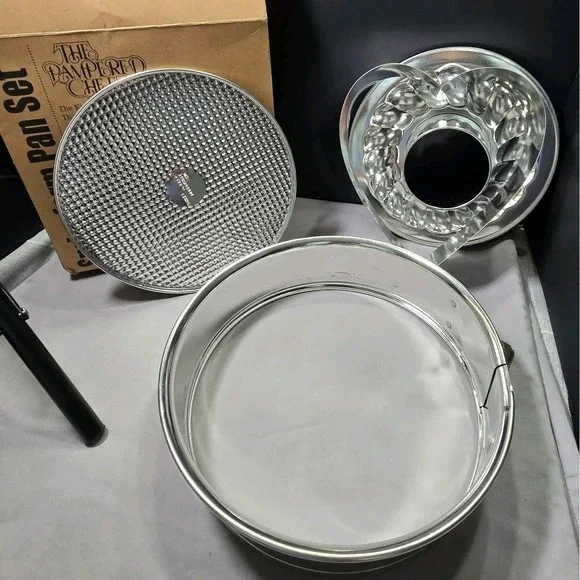 THE PAMPERED CHEF SPRINGFORM PAN SET WITH HEART #1540  with Box