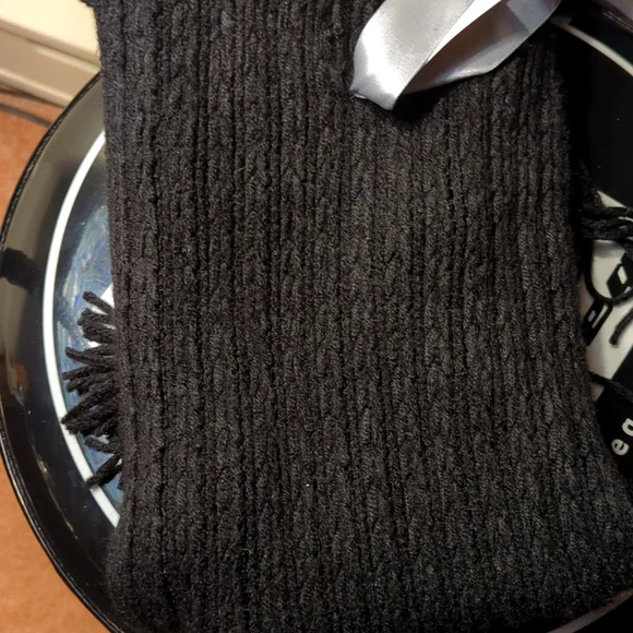 NY&C. Black Scarf & Black Gloves. New SALE