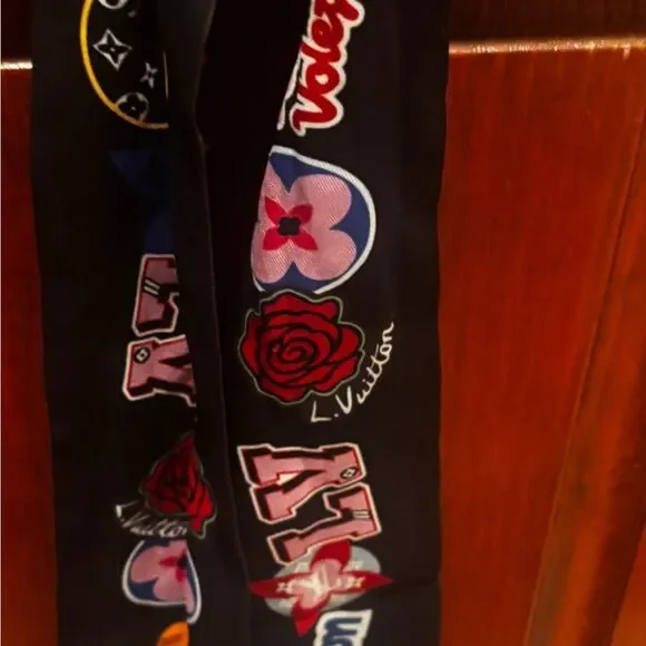 Louis Vuitton stories scarf accessory 2018 Nicolas Ghesquière LV logo Monogram
