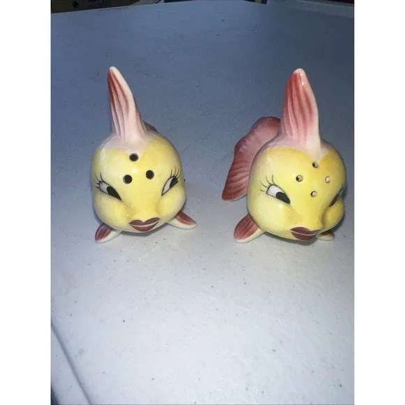 Vintage Mid Century Anthropomorphic Fish Shakers Japan Pink Yellow