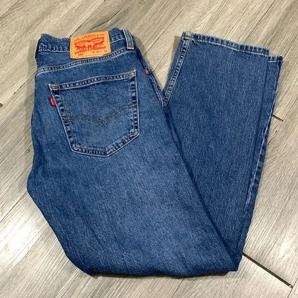 Levi’s 505 Medium Wash Straight Leg Button‎ Fly Jeans size 32