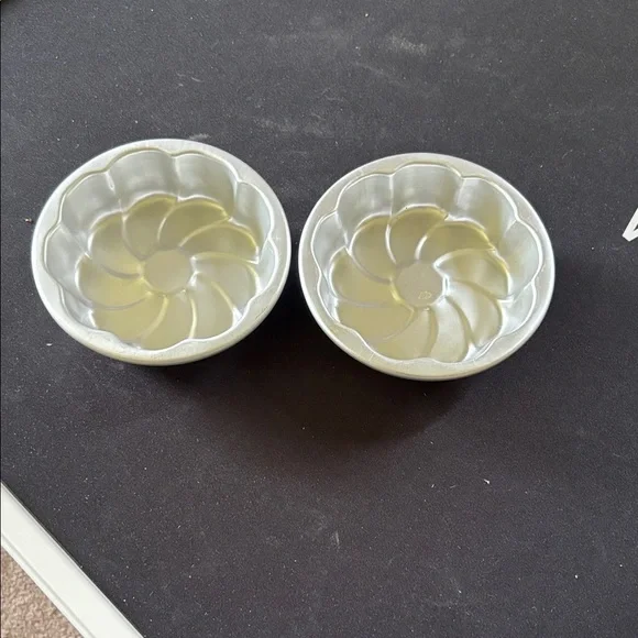 Fluted Flower-Shaped Mini Baking Molds - Metallic Silver (Set of 2)