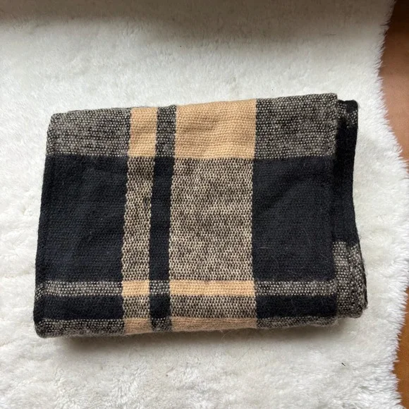 Plaid Scarf Oblong Black Beige Acrylic Knit Lightweight Soft Winter Fall