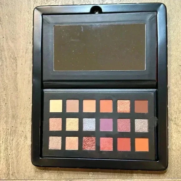 Seductive eyes eyeshadow palette. Mirrored compact with 18 shades.