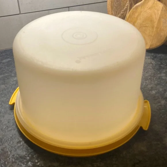 Vintage Tupperware layer cake carrier/server.  In near perfect condition.