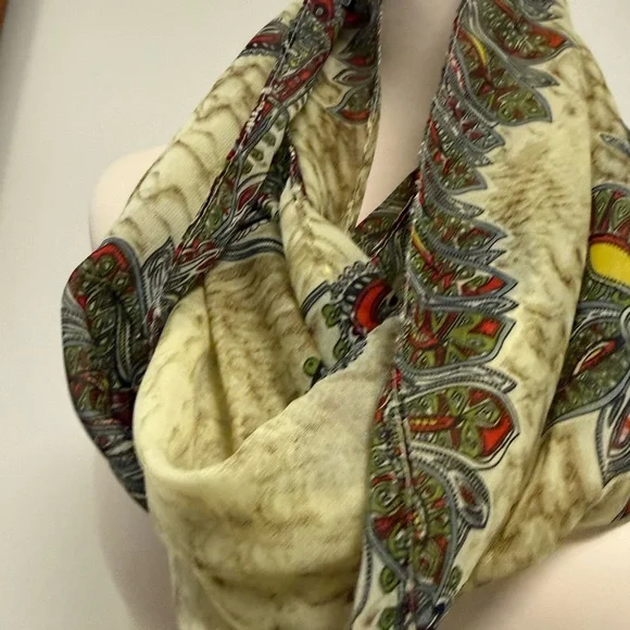 Chic Paisley Print Scarf in Cream and Multicolor