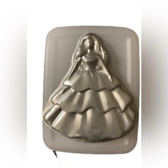 BARBIE BEAUTIFUL DAY Wilton Vintage cake pan.  Disney. 1995 Good used condition.