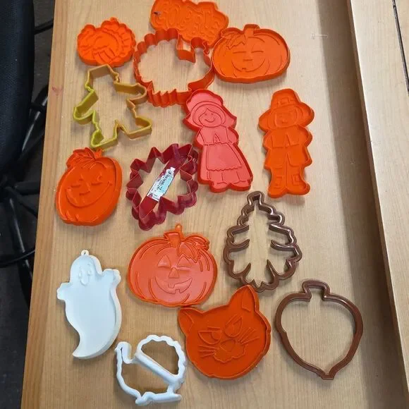 Set of 15‎ FALL cookie cutters, including leaves, ghost, pumpkins, Thanksgiving
