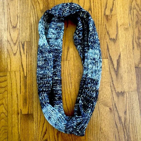 D&Y David & Young Black Grey Metallic Gold Circle Loop Infinity Winter Scarf
