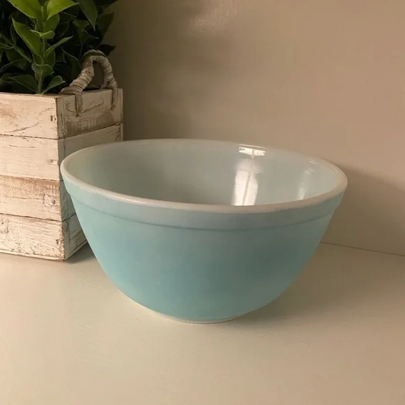 Pyrex Robin’s Egg Turquoise Blue Mixing Bowl 402 1.5 Quart Mid Century Modern