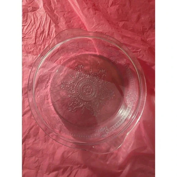 Beautiful Vintage FIRE KING etched glass design lid or casserole dish ?