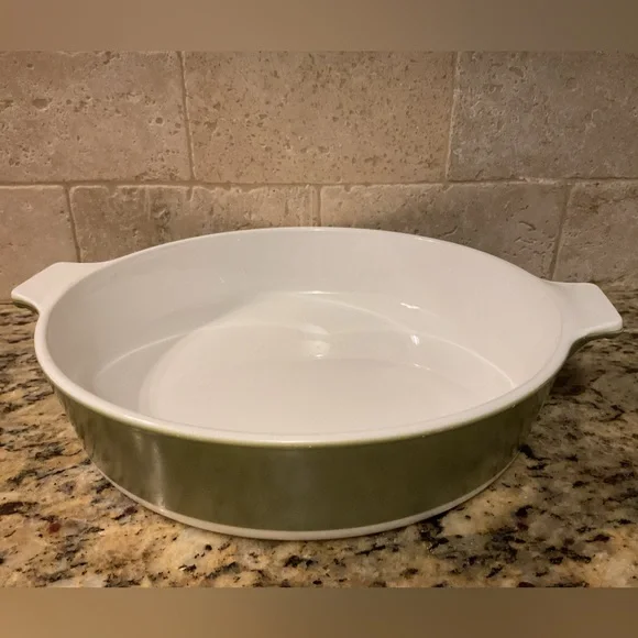 Corning Ware Vintage P-708 1/2-B round baking dish in Avocado Green.