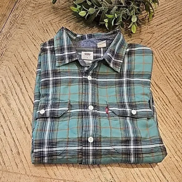 Levi's M relaxed plaid button down shirt