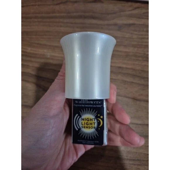 NEW Pearl White MOTION SENSOR NIGHTLIGHT Plug-In Bath & Body Works