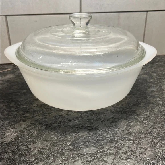 Vintage 2qt Glassbake  Glass Lid White Casserole Dish. Exc condition