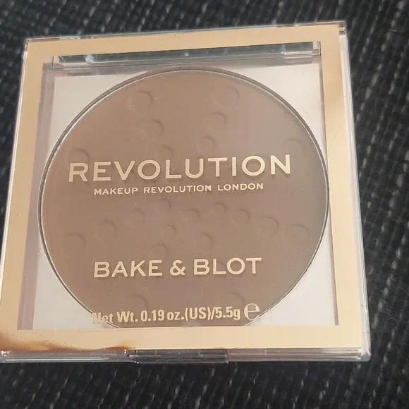 Revolution bake and blot Deep Dark‎