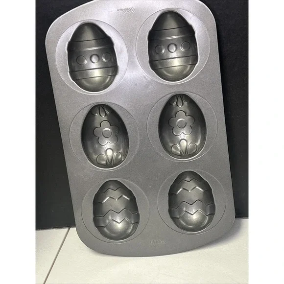 WILTON NON STICK ALUMINUM 6 CAVITY EASTER EGG CAKE MUFFIN MOLD PAN