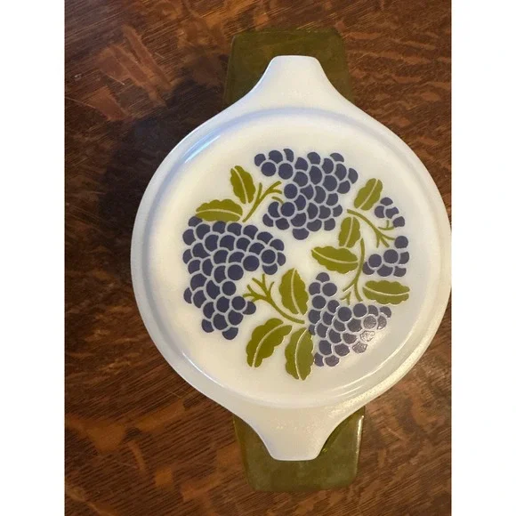 Vintage Pyrex Vintage Grapes‎ 1.5 Qt Casserole Dish 043 with Lid and Cradle MCM