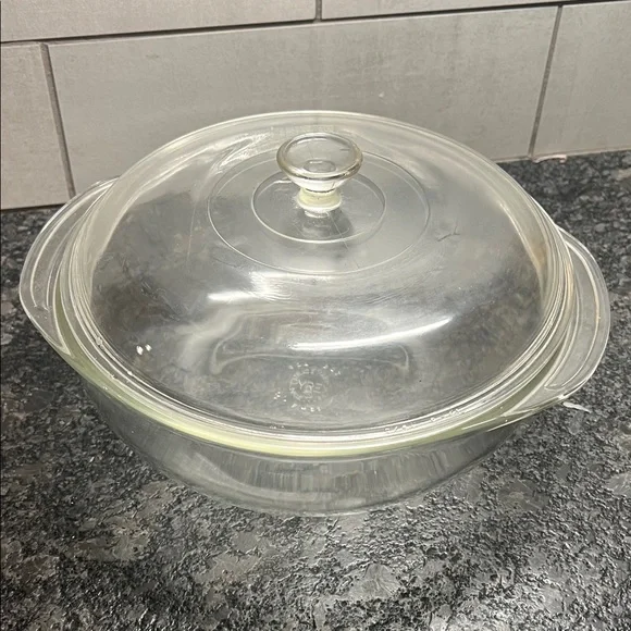 2qt Vintage Pyrex. Glass Casserole Dish with Lid  Excellent Condition