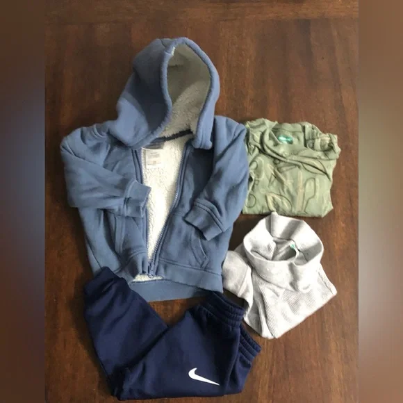 4pcs boy bundles Nike  joggers/ hoodie zip up//legging/onesie/.12months