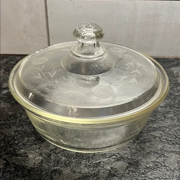 Vintage 1920’s Pyrex serving bowl with beautifully etched lid. Exc condition