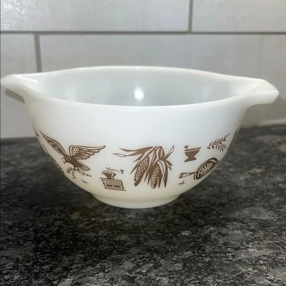 Pyrex 401 Vintage Early American Cinderella Bowl. Perfect condition..