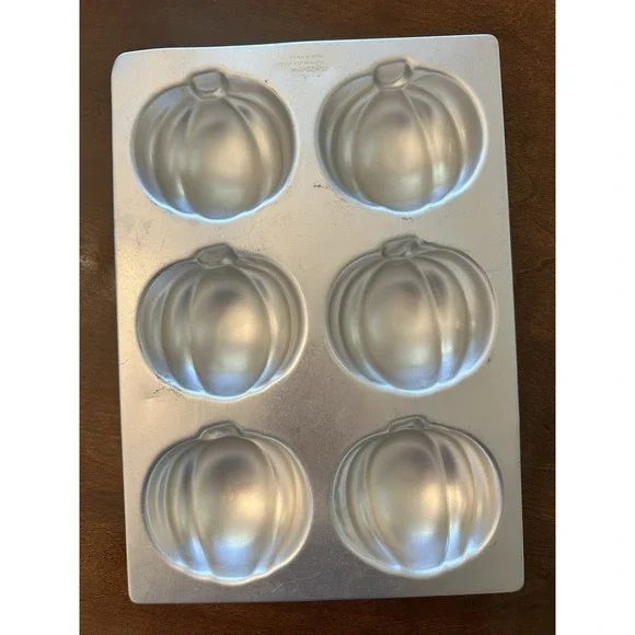 AMSCAN‎ PUMPKIN CUPCAKE MOLDS Never used.