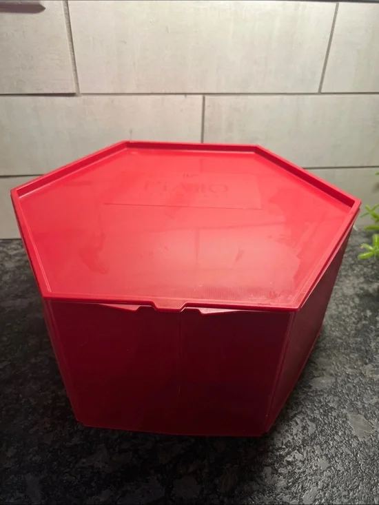 Piatto Bakery Box Red Hexagonal. Folds flat for storage. Shelf inside too!!