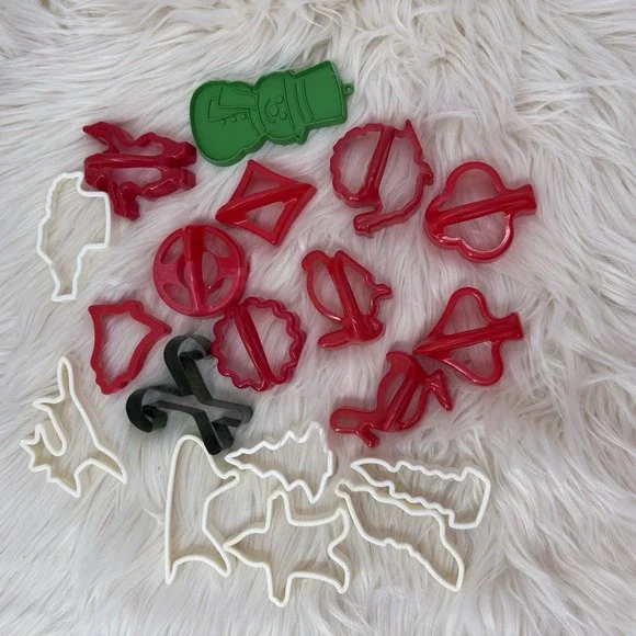 VINTAGE SET OF‎ 16 HARD PLASTIC CHRISTMAS COOKIE CUTTERS Misc Shapes