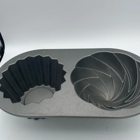 Cute Cupcake Nordic Ware cast aluminum cake pan  6 Cups 1.4 Liters USA