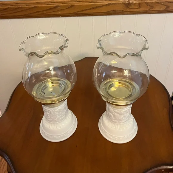 Avon Hurricane Lamp,‎ vintage 1973 milk glass