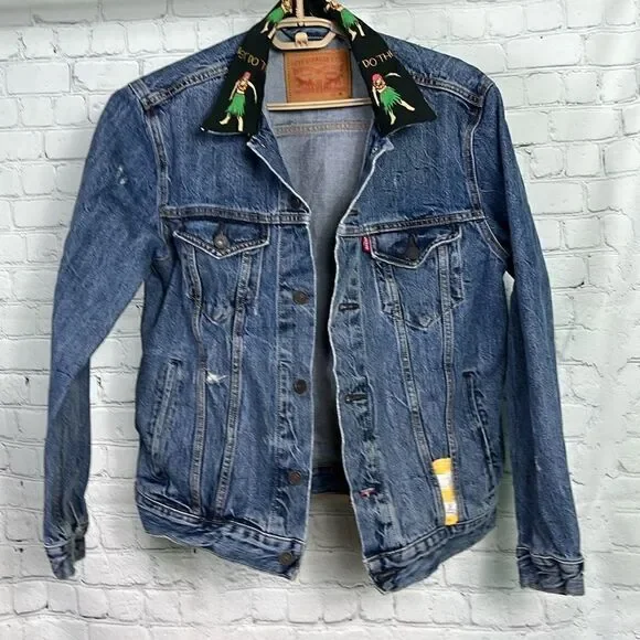 Levi’s Hula Girl Collar Trucker Denim Jacket size Medium Distressed