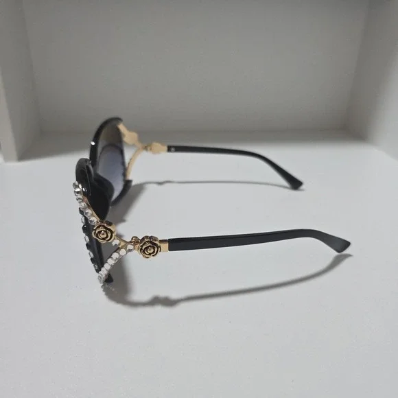 Oversized Black Rhinestone Sunglasses‎ with Gold Rose Side Detail – Glam Fashion