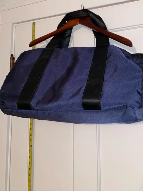 Duffel bag in navy and black